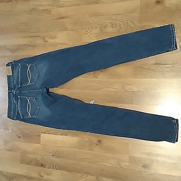 Abercrombie & Fitch Women's Studded Distressed Jeans. Size 2 - Picture 5 of 8